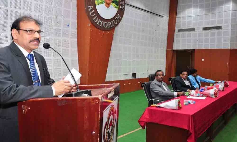Andhra University V-C stresses on revamping syllabus
