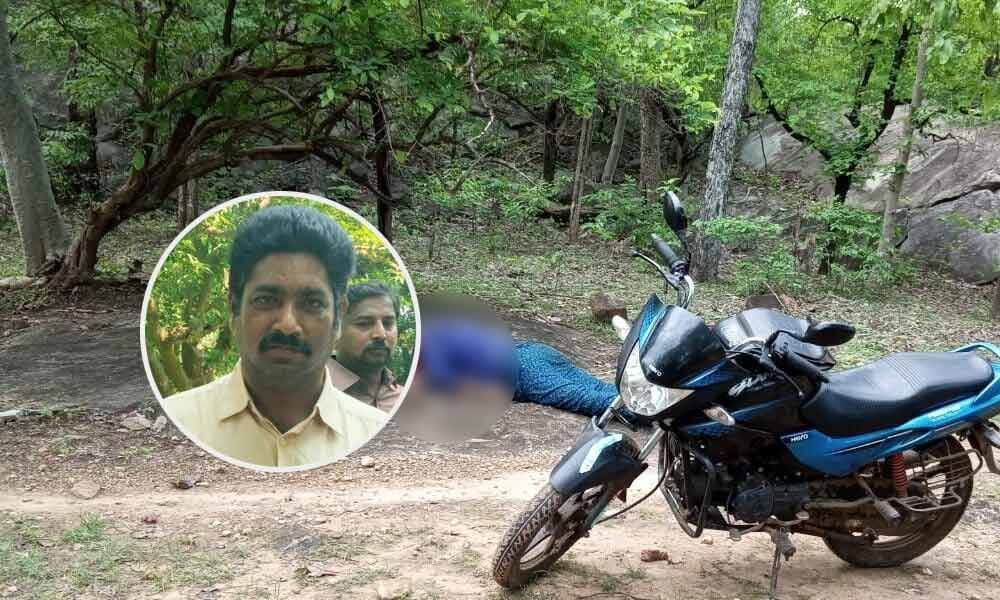 Maoists kill TRS leader Nalluri Srinivas