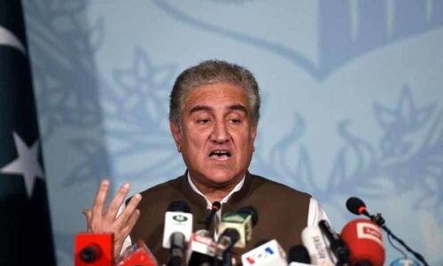 Pakistan foreign minister Shah Mehmood Qureshi heckled in London over media freedom