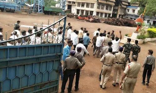 Farmers protest at sugar factory