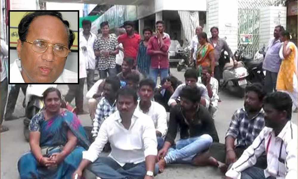 Victims protest in front of Kodela Siva Prasada Rao house
