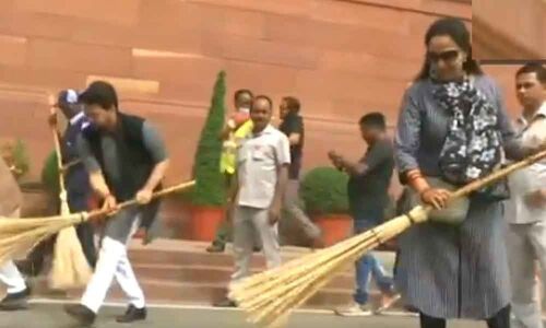 Twitteratis reaction to Hema Malini sweeping roads is hilarious Twitteratis reaction to Hema Malini sweeping roads is hilarious