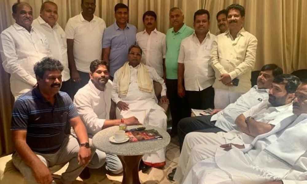 Karnataka crisis: CLP leader Siddaramaiah meets party MLAs in Bengaluru