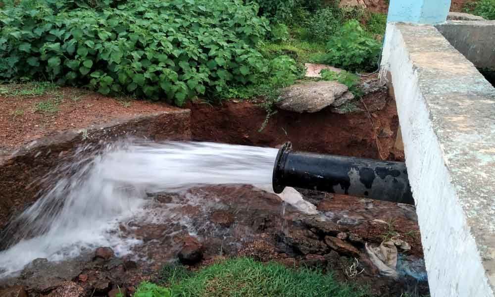 Officials turn blind to water leakage issue