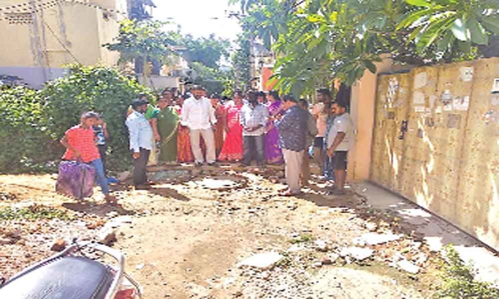 BJP leader Pannala Harishchandra Reddy takes civic issue to officials notice