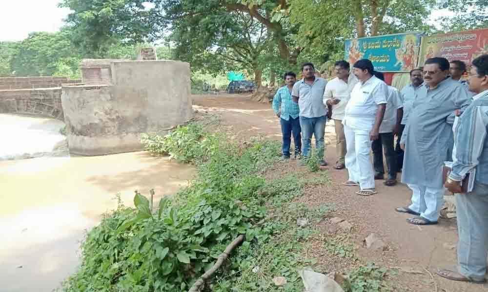 Minister Ch Sriranganadharaju inspects crop canals