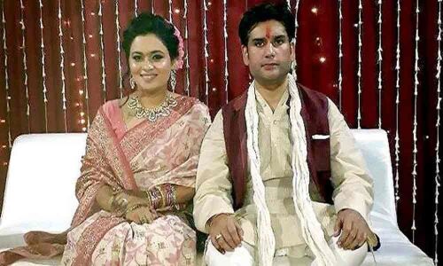 Apoorva learning tarot card reading in Tihar