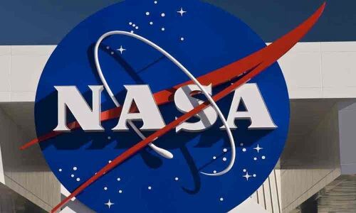 NASA engineers install legs, wheels on Mars 2020 rover