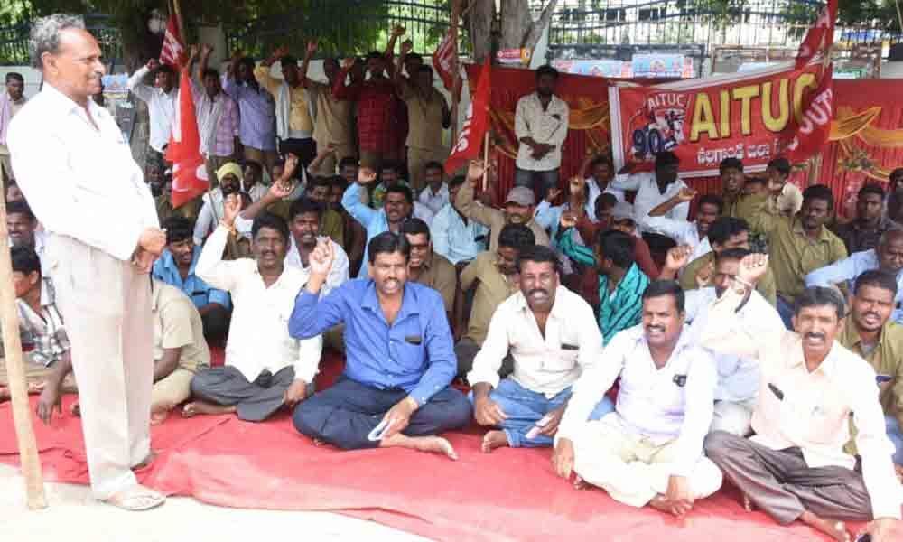 Hamali workers stage sit-in to protest government move in Nalgonda