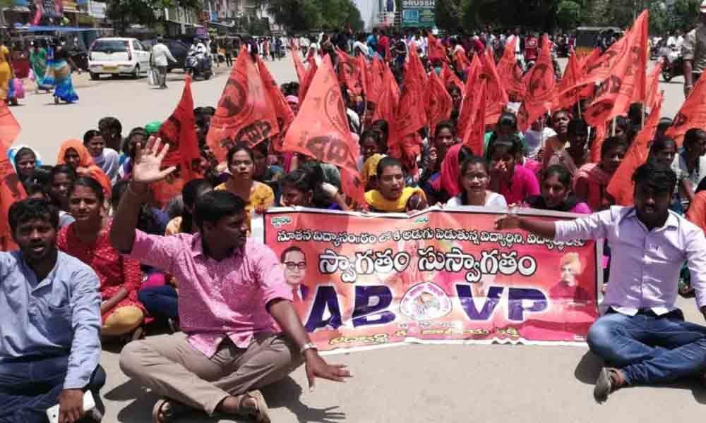 ABVP demands fee reimbursement in Kamareddy