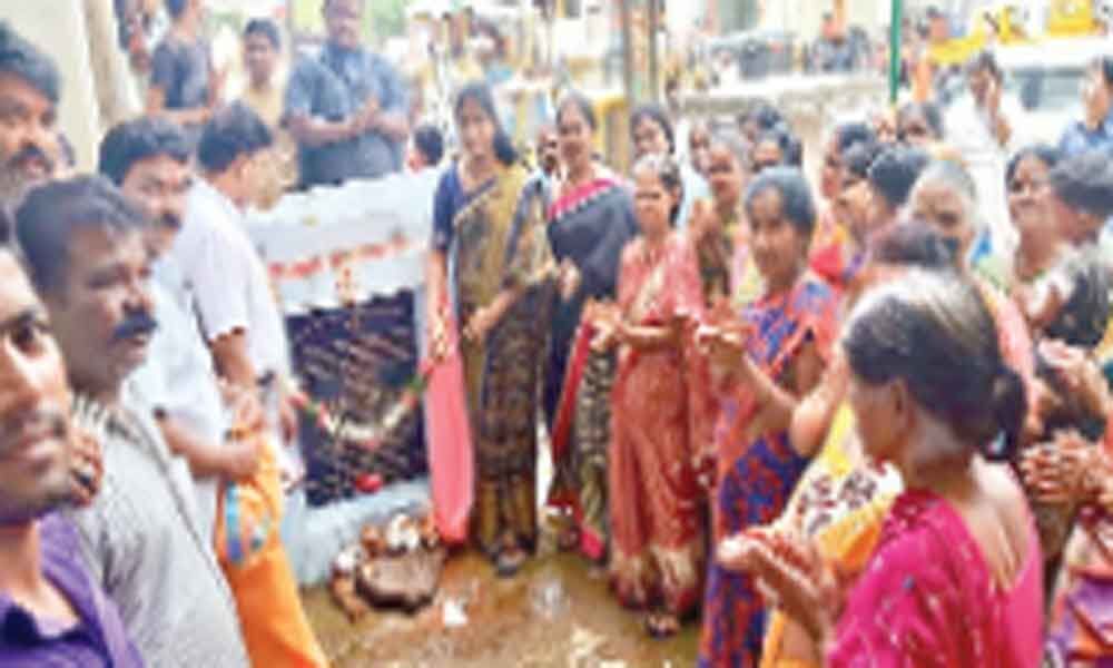 Corporator Alakunta Saraswathi launches drainage work