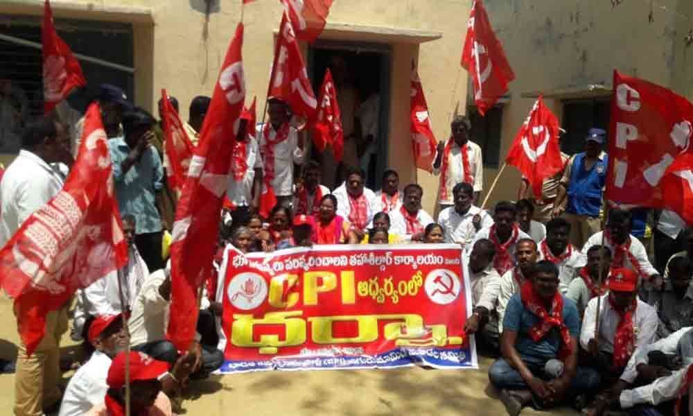 KCR is incapable of solving land issues: CPI