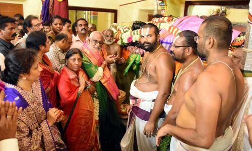 TTD Chairman Offers Vastrams to Kanchi Varadaraja Swamy and Kamakshi Temples