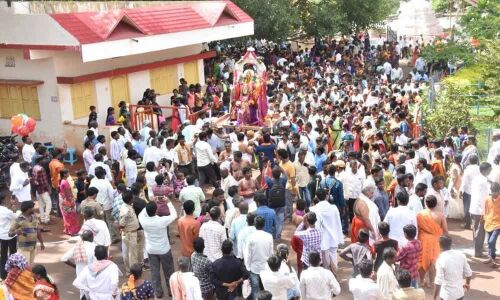 Huge crowds throng Chinna Jatara