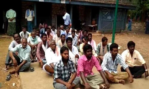 Construction workers demand lifting of curbs on sand