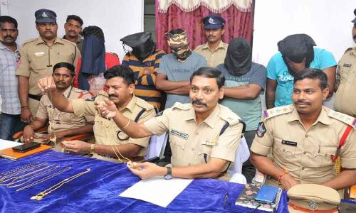 Four chain snatchers held
