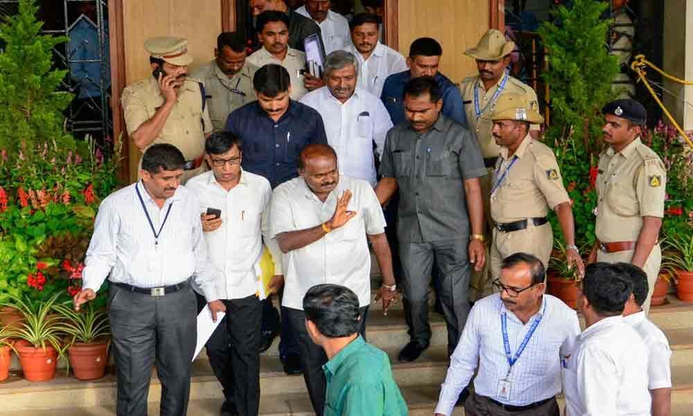 Fate of Karnataka government hangs in balance