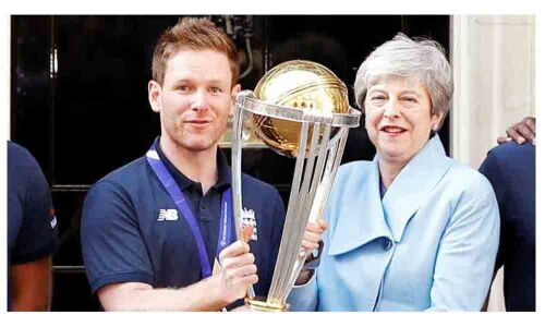 Morgan has climbed Everest: Strauss