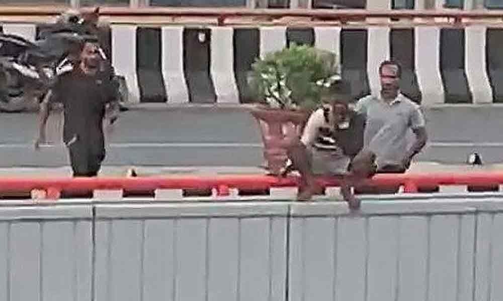 Man tries to jump off flyover bridge in Hyderabad, rescued