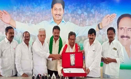 YSR memorabilia gifted to leader