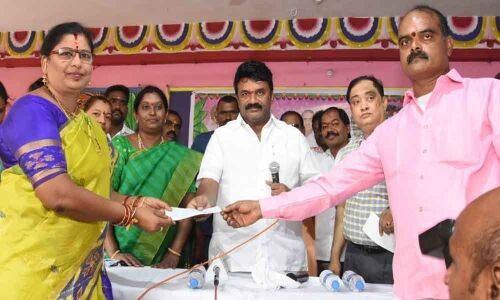 Minister presents grant for Bonalu celebrations