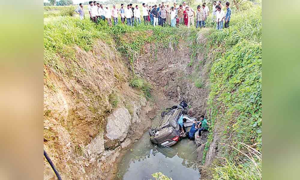 Telangana: 4 doctors injured as car falls into well at Sircilla