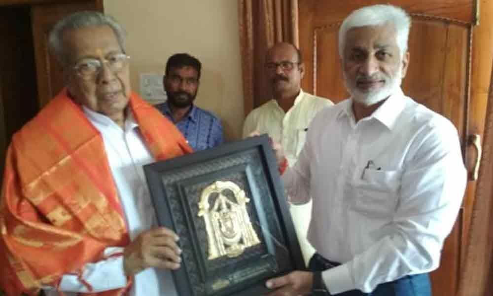 MP Vijayasai Reddy meets AP new Governor in Bhubaneswar