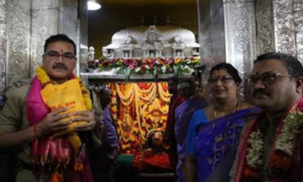 Hyderabad CP Anjani Kumar visits Secunderabad Mahankali temple