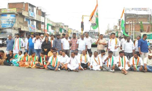 Congress workers protest Priyankas arrest in UP