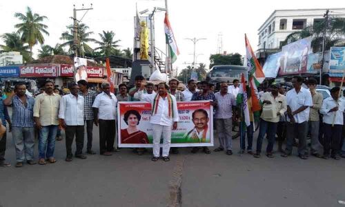 Congress protests Priyankas arrest in UP