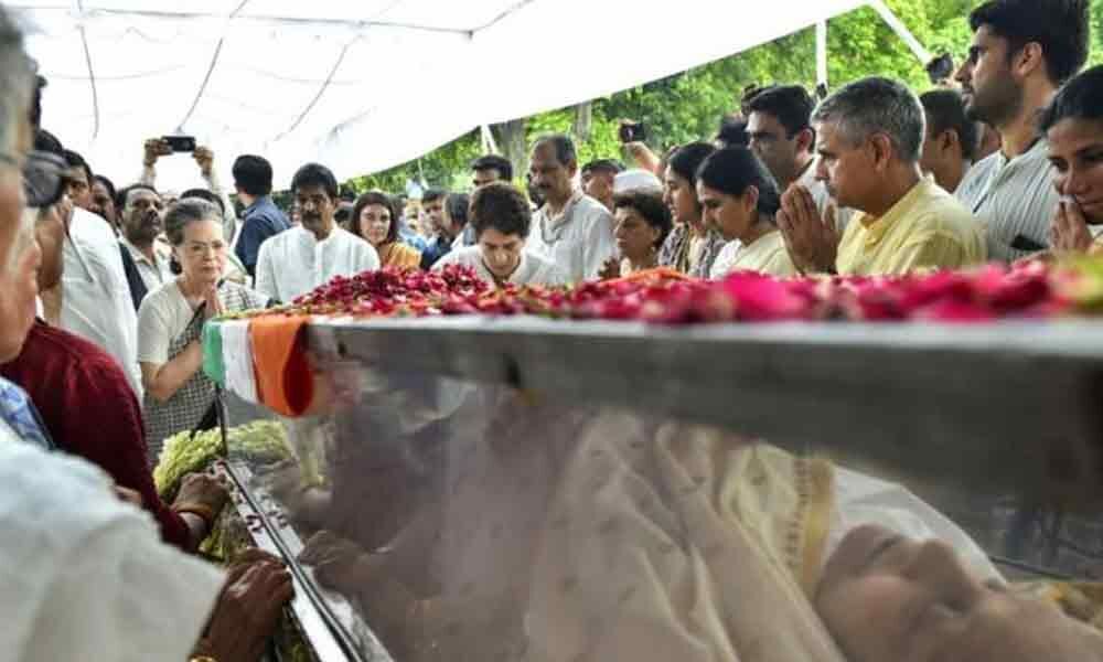 Thousands pay homage to Dikshit ahead of cremation