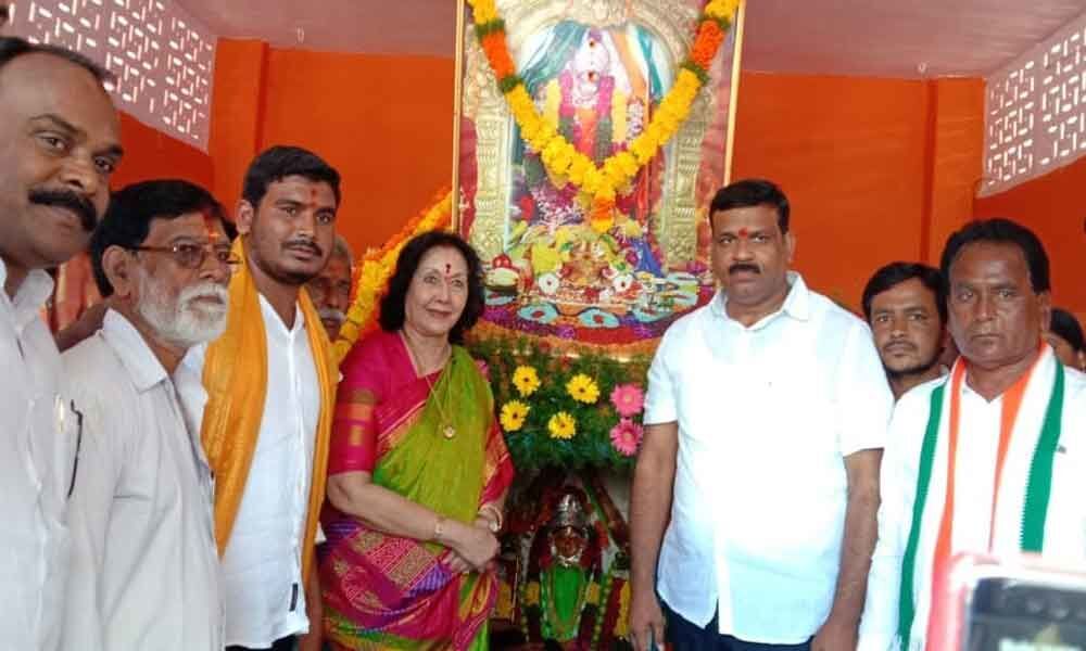 Former MLA Geetha Reddy offers Bonam to goddess