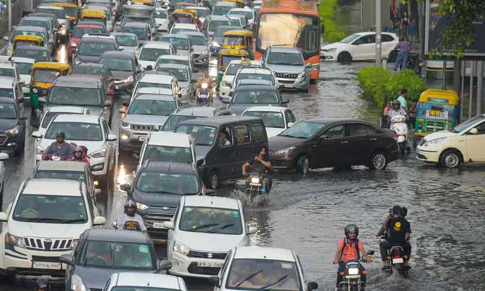 Heavy rains in cause waterlogging, traffic jam