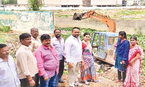 Corporator Shanthi launches desilting works