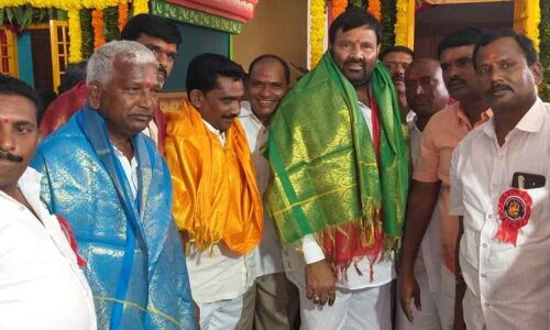 Kuna Srisasilam Goud offers special puja to Pochamma