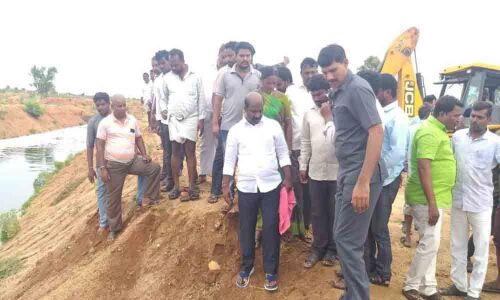 Yadadri-Bhongir: MLA Lingaiah repairs breach in canal