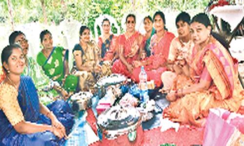 Corporator Alakunta Saraswati participates in Vanabhojanam