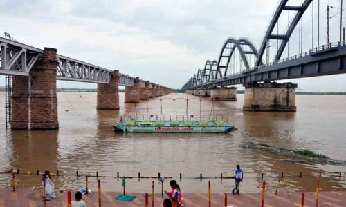 Godavari surges at Dowleswaram in Rajamahendravaram