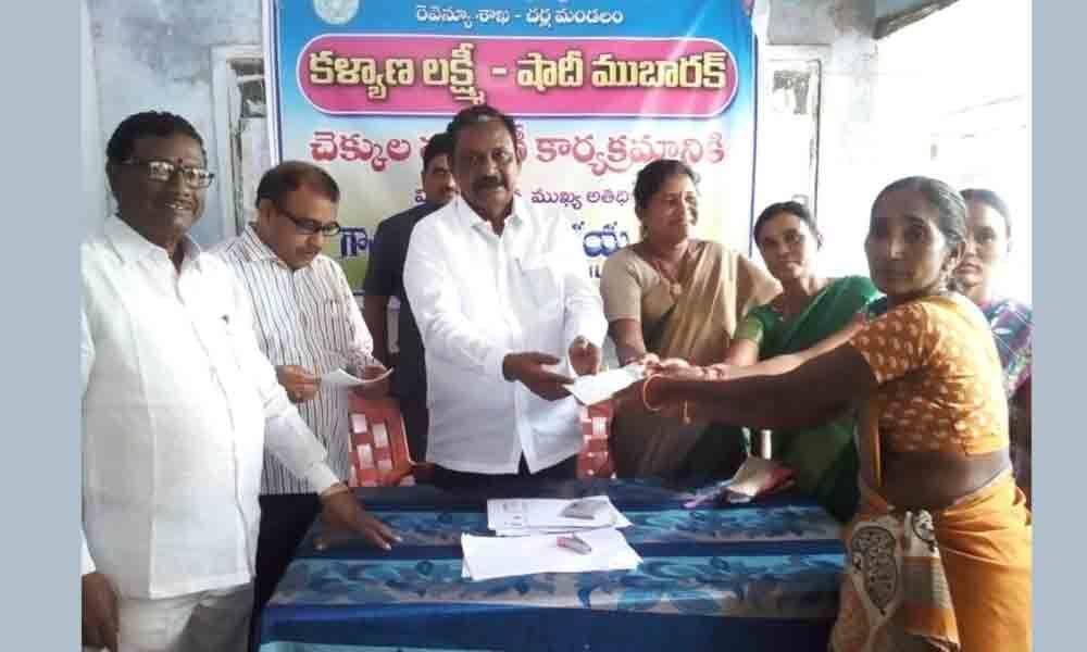 Podem hands over Kalyana Lakshmi cheques in Bhadrachalam