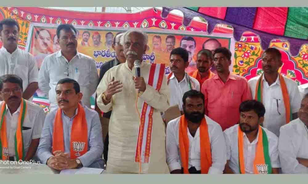 Dattatreya hits out at Congress, TRS at membership drive in Nalgonda