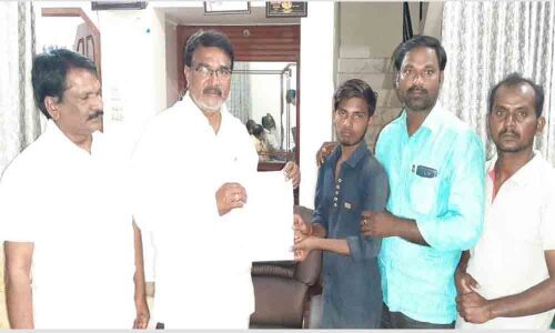 Mahbubnagar: Ministers distribute CMRF cheques to beneficiaries