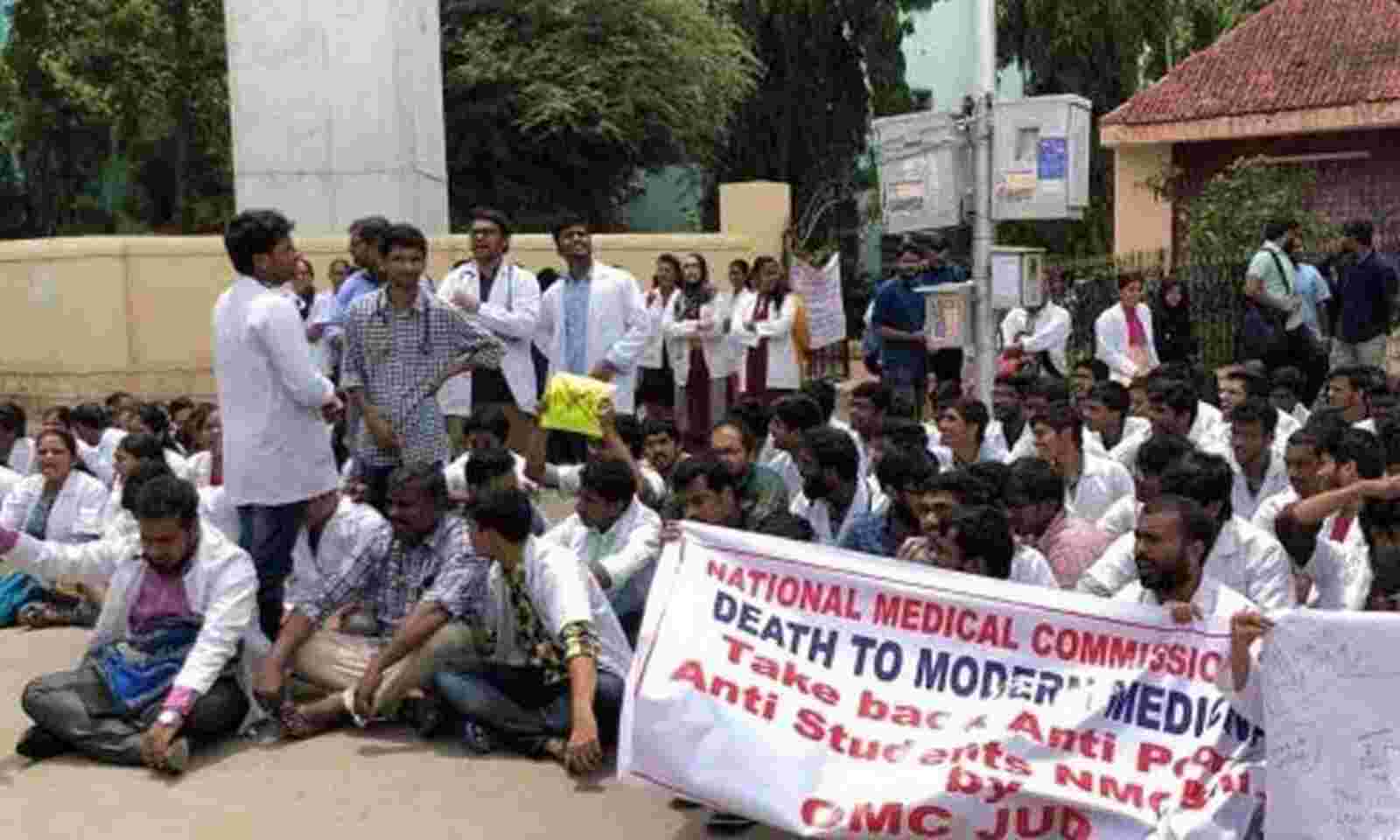 Hyderabad Students protest against shifting of Charminar