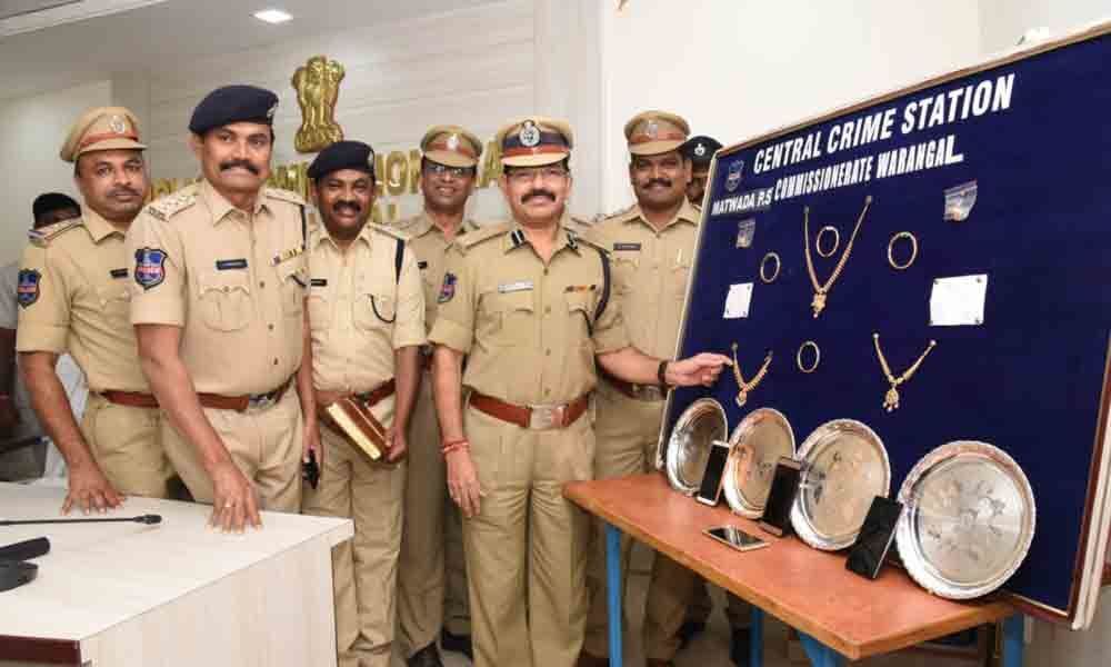 Interstate burglars arrested, 5 lakh jewellery seized in Warangal