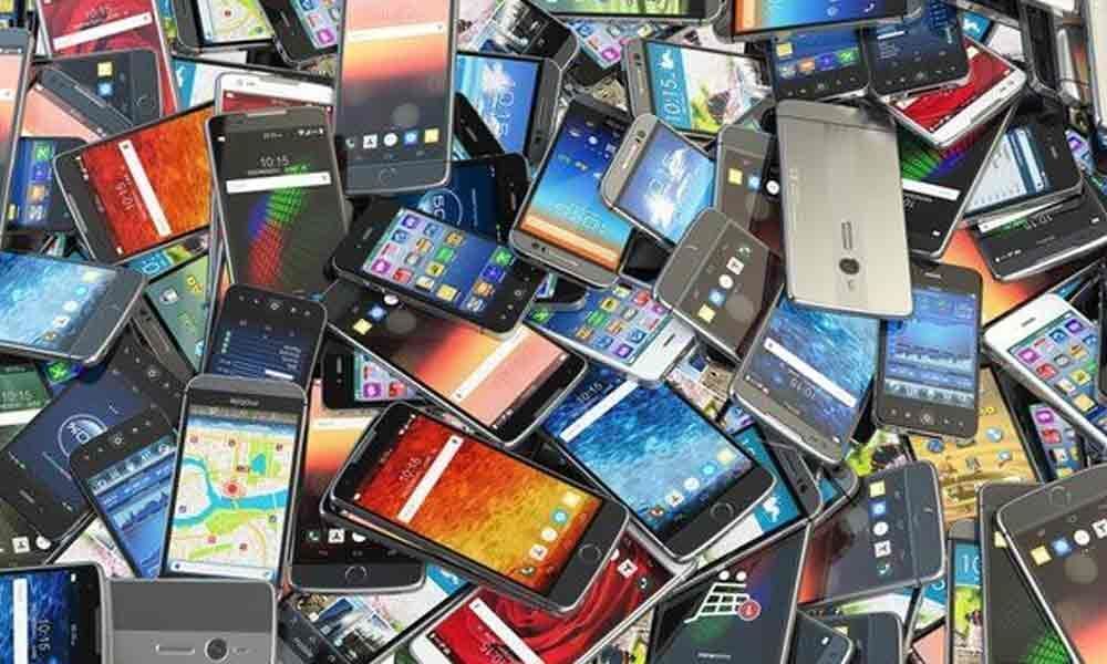 Global smartphone shipments slip to 360 mn units