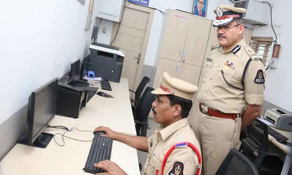 CPs surprise visit to Bahadurpura police station