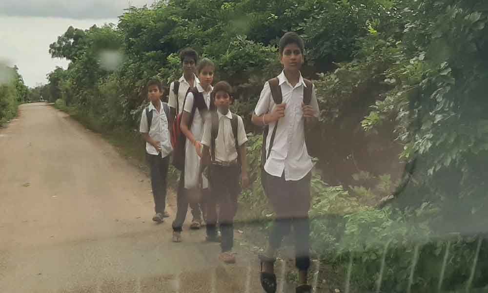 Thanda children walk 10 km to reach school