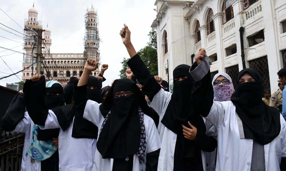 Students of Government Nizamia Tibbi College, Charminar holding protest