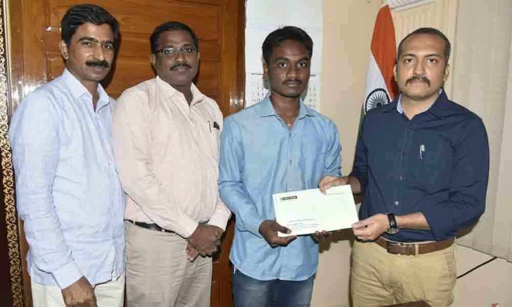 Warangal: HDFC gives financial help to mountaineer Akhil