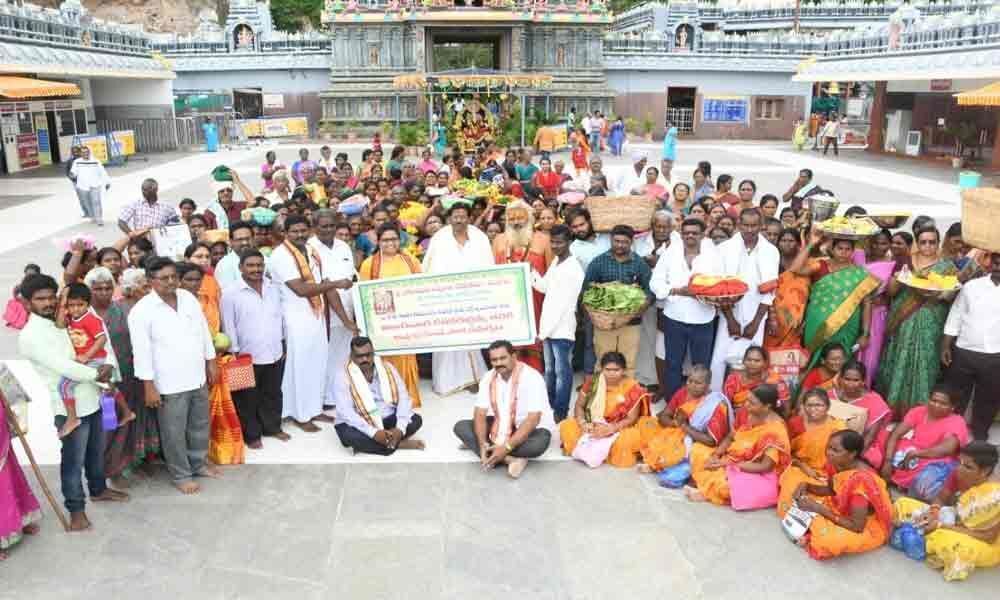 Devotees offer Pavithra Saares to Goddess Durga