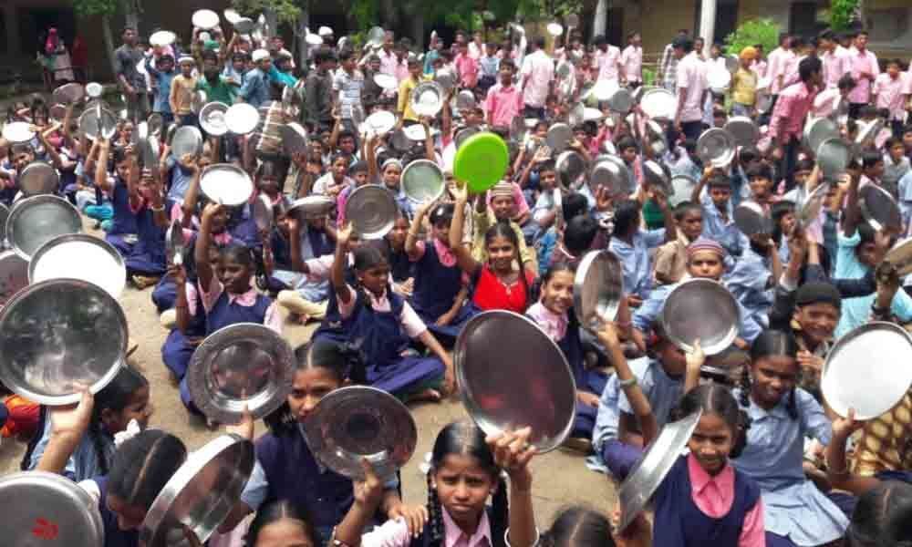 Government school students boycott mid-day meal in Bhodhan